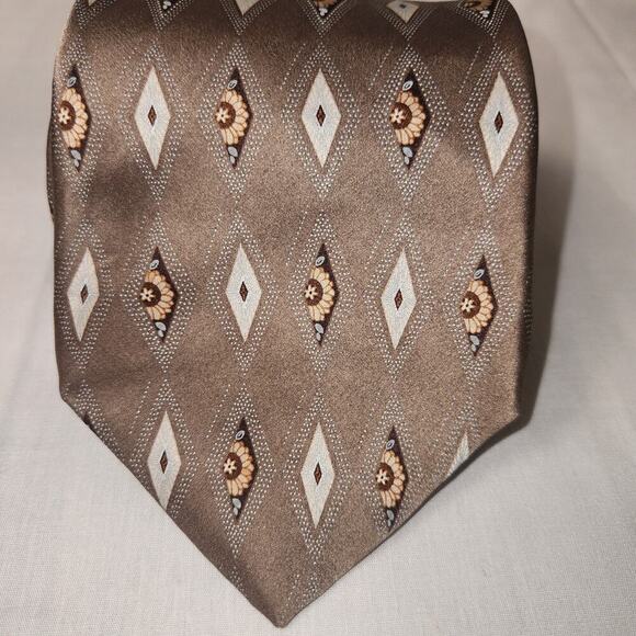 Murano Mens Necktie Tan Brown Hand Tailored Geometric 100% Silk Made In USA - Picture 1 of 6
